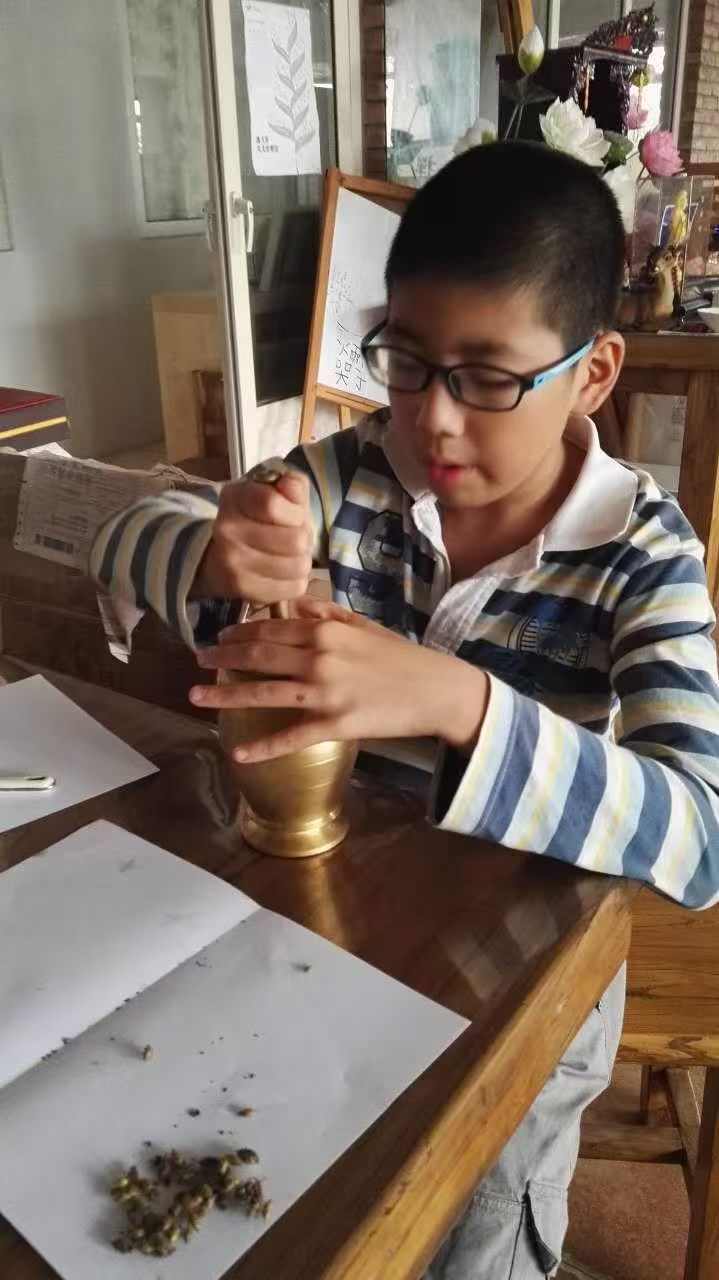 孩子们在熏陶下接触中医.jpg