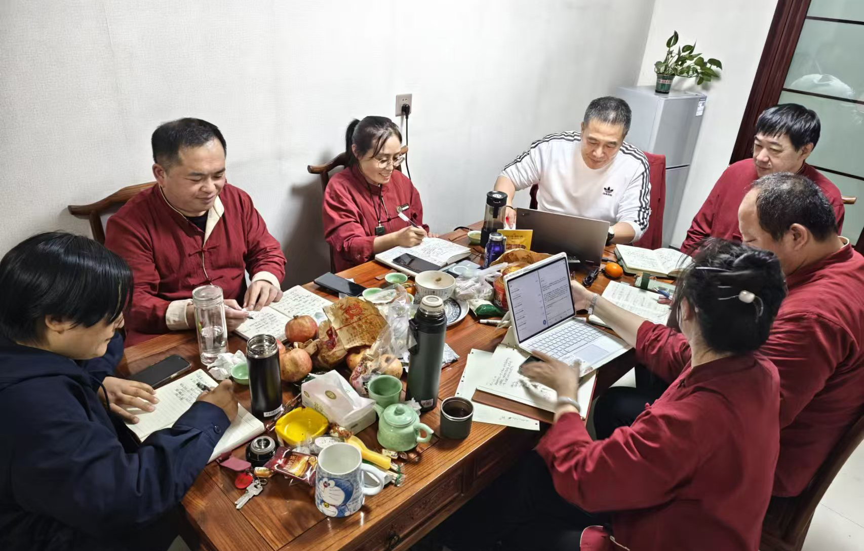 弟子一起讨论病例.jpg